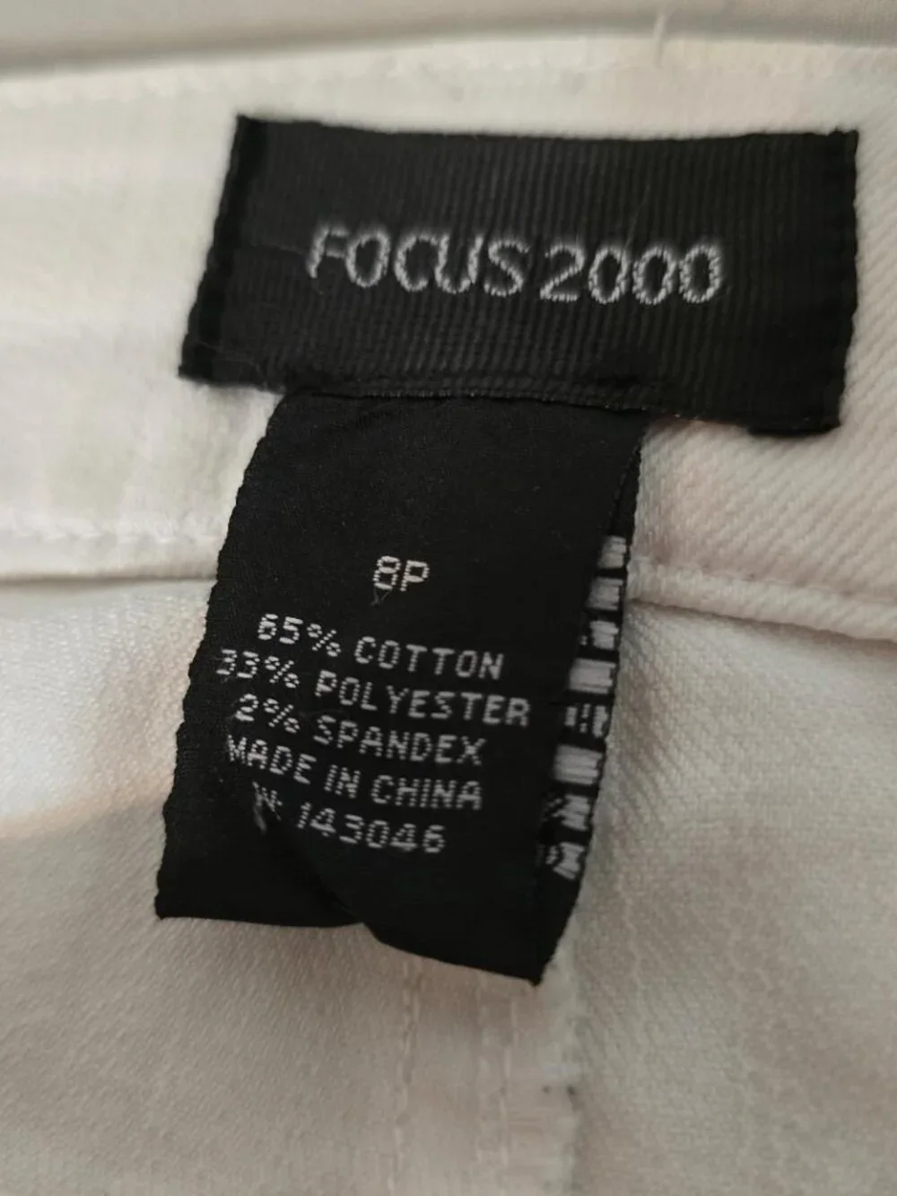 8P  Focus 2000 White Stretchy Capri Pants